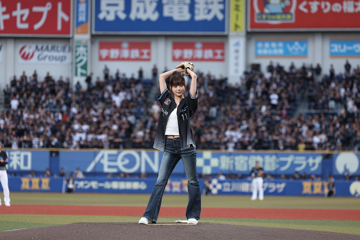 始球式に登場したLE SSERAFIMのHONG EUNCHAE（ホン・ウンチェ）