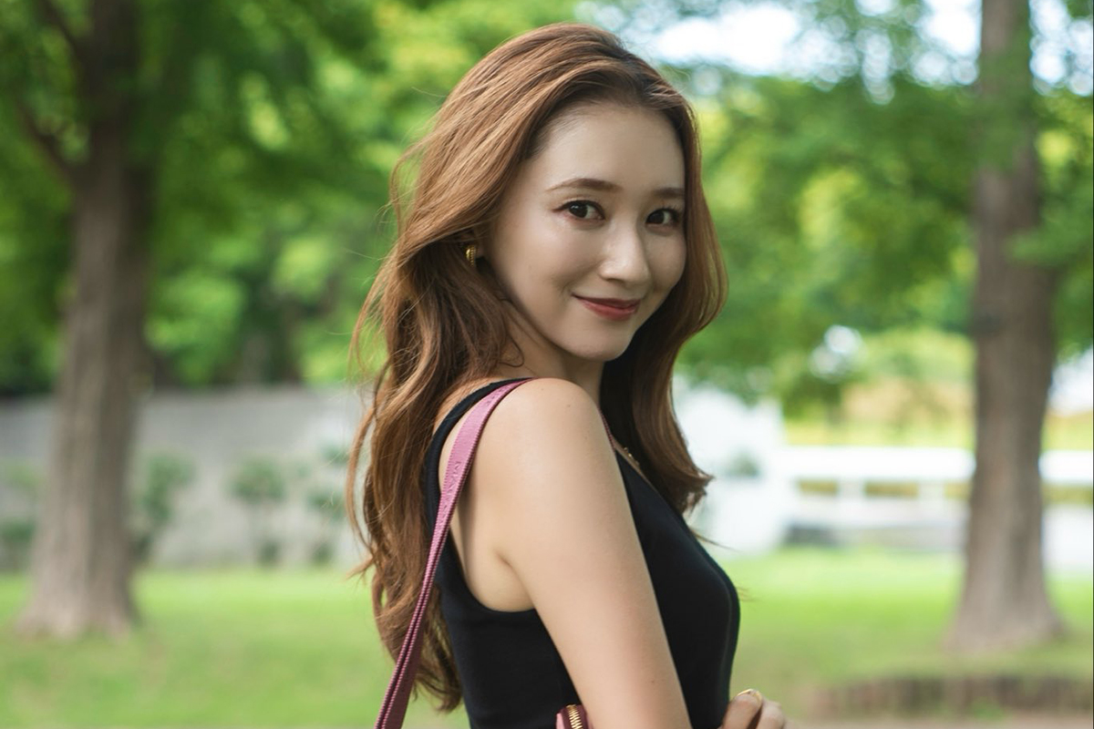 佐藤詩織、かなりミニ丈で雰囲気ガラリ　「色気が半端ねぇ」「どこのモデルですか？」とファン驚き