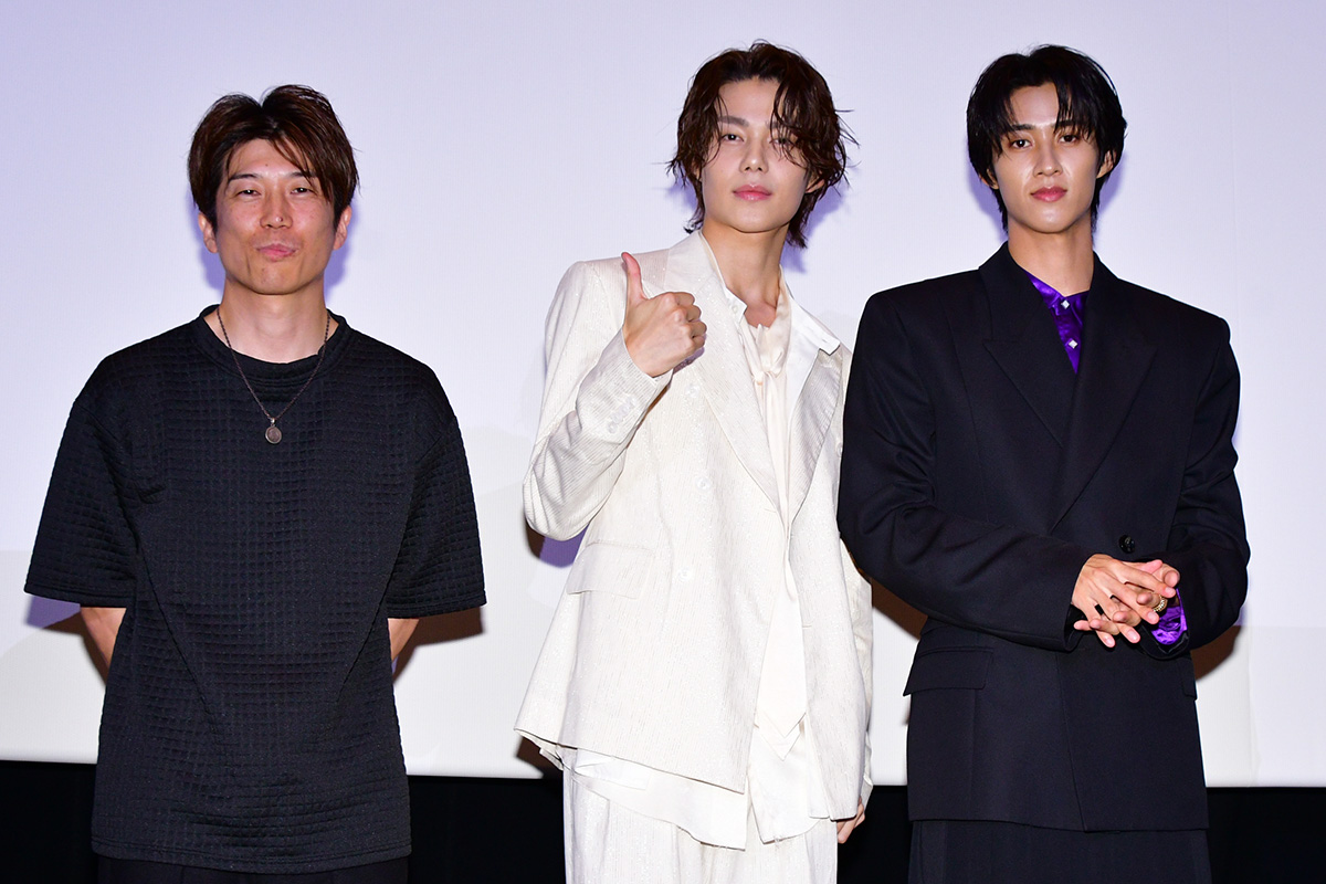 公開舞台あいさつに登壇した上堀内佳寿也監督、今井竜太郎、M!LK・曽野舜太(左から)【写真:ENCOUNT編集部】