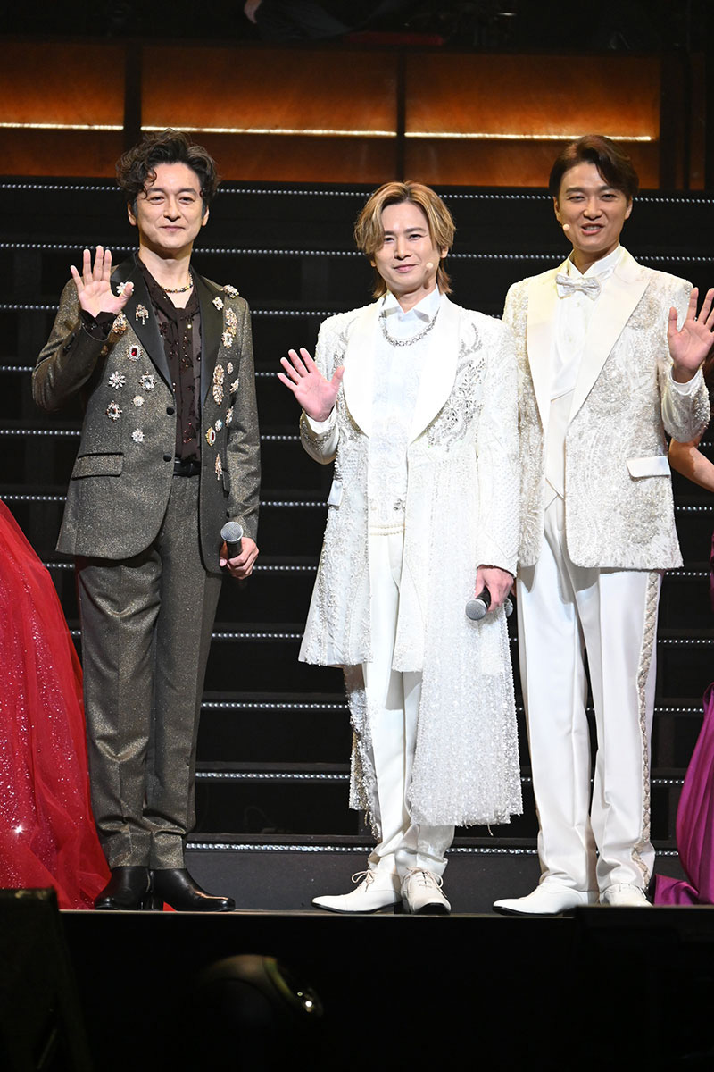会見に登壇したDOMOTOの堂本光一（中央）【写真：ENCOUNT編集部】