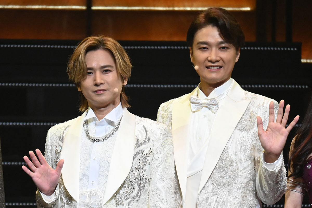 会見に登壇したDOMOTOの堂本光一、井上芳雄(右)【写真:ENCOUNT編集部】