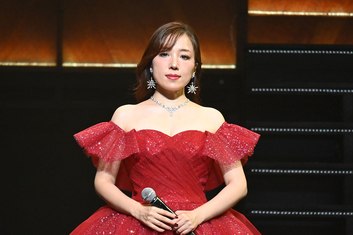 赤のオフショルダードレスで会見に登壇した平原綾香【写真:ENCOUNT編集部】