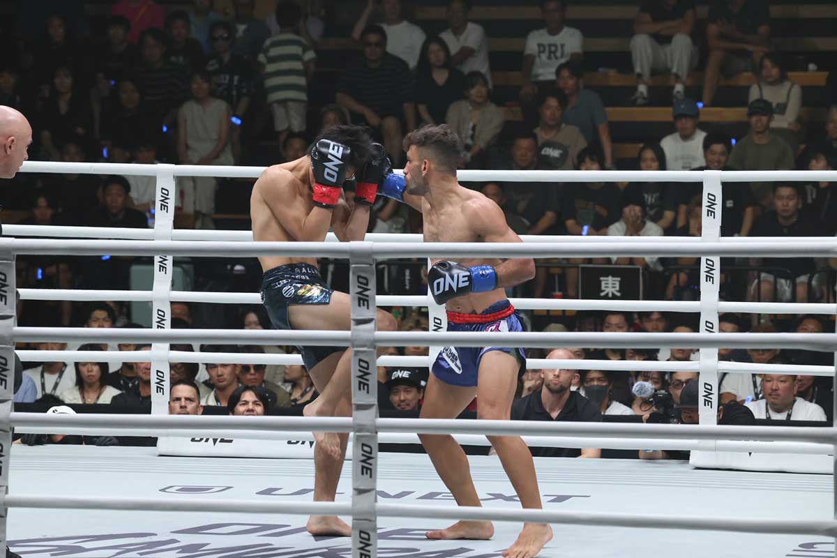 失神KO負けした海人(左)【写真:山口比佐夫】