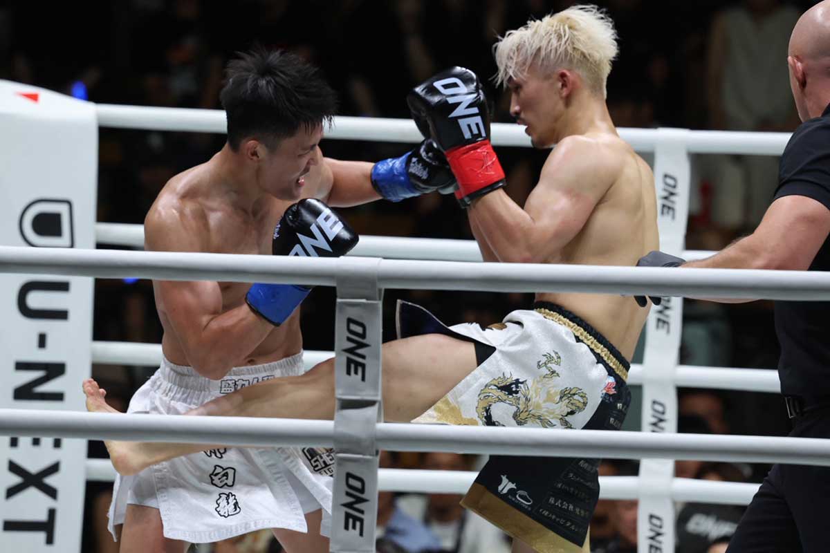 ルオ・チャオ（左）に敗戦した都木航佑【写真：山口比佐夫】