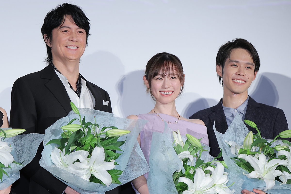 福山雅治、主題歌担当の映画舞台あいさつにサプライズ登場で大歓声　主演・福原遥は笑顔「うれしい」