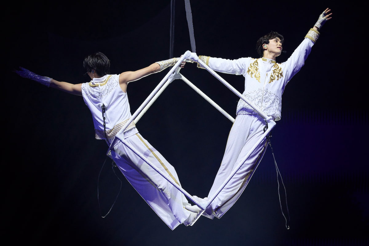 フライング演出にも挑戦【写真：米山三郎・小坂茂雄】
