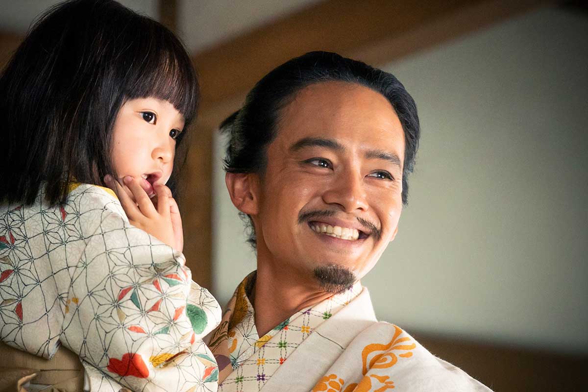 三法師（左＝清水伊織）を抱く秀吉（池松壮亮）【写真：(C)NHK】