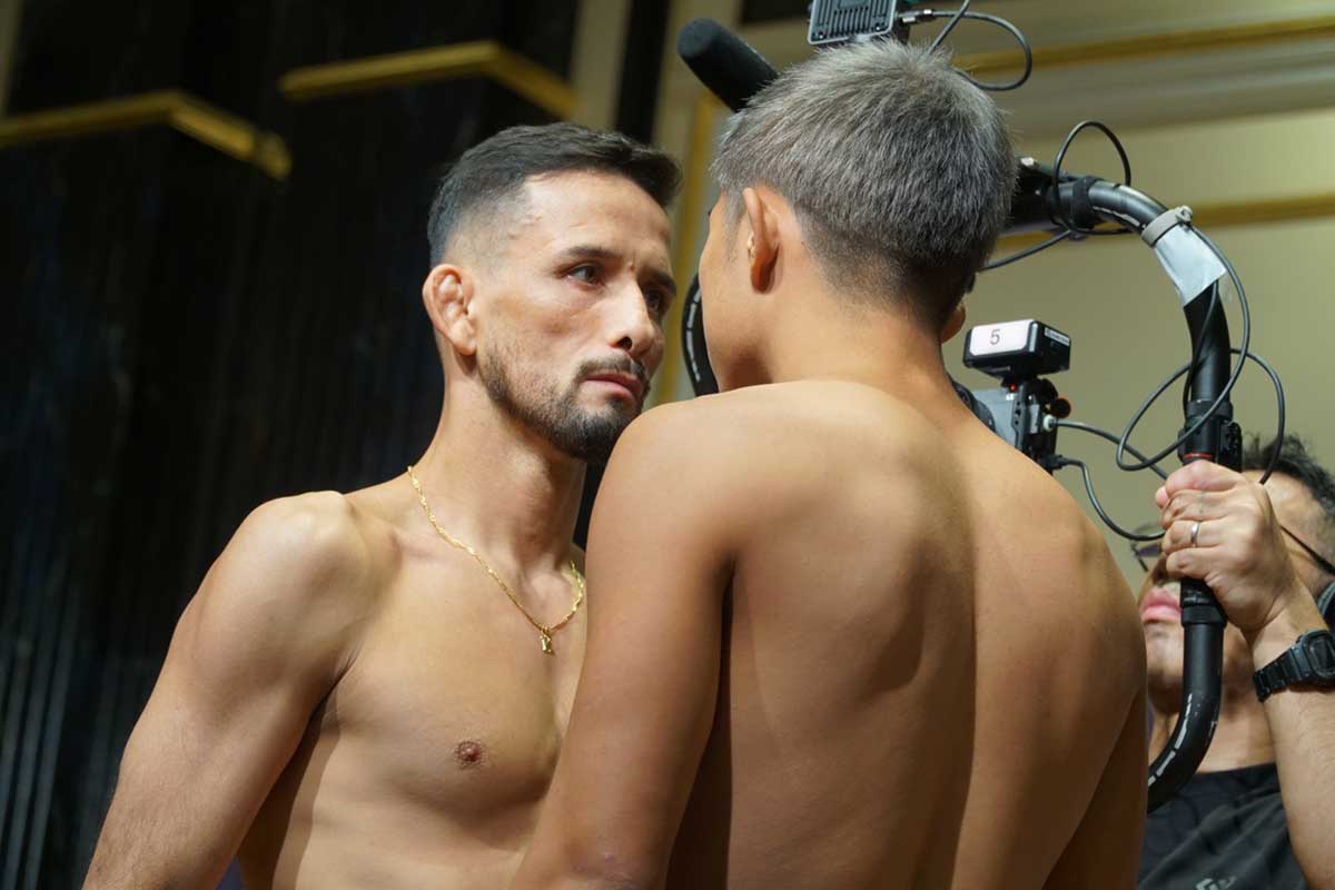 秋元強真と対峙したクレベル・コイケ（左）【写真：ENCOUNT編集部】