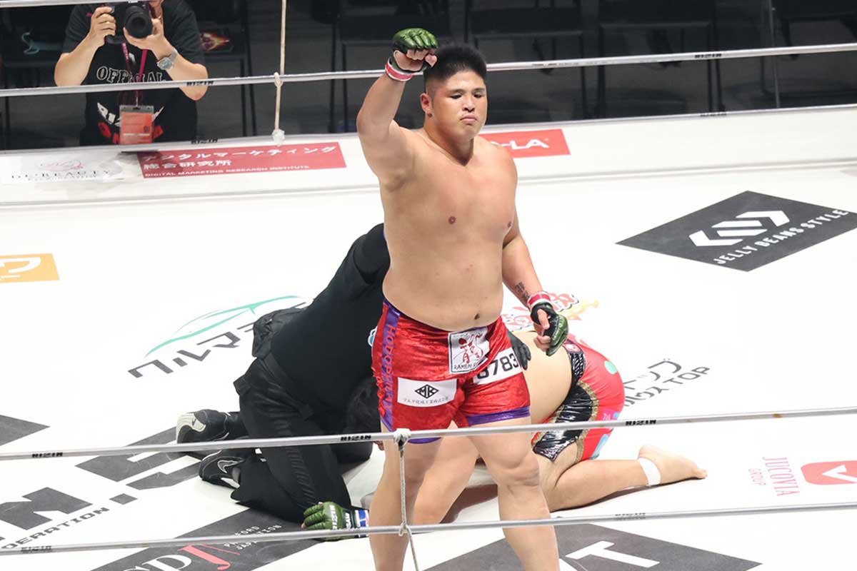 【RIZIN】元十両・スダリオ剛、酒井リョウを圧倒　サッカーボールキック蹴り込みKO勝利…2年ぶり勝利でトーナメント決勝戦に進出