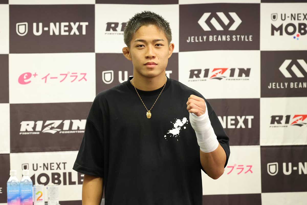 試合後会見に出席した秋元強真【写真：山口比佐夫】