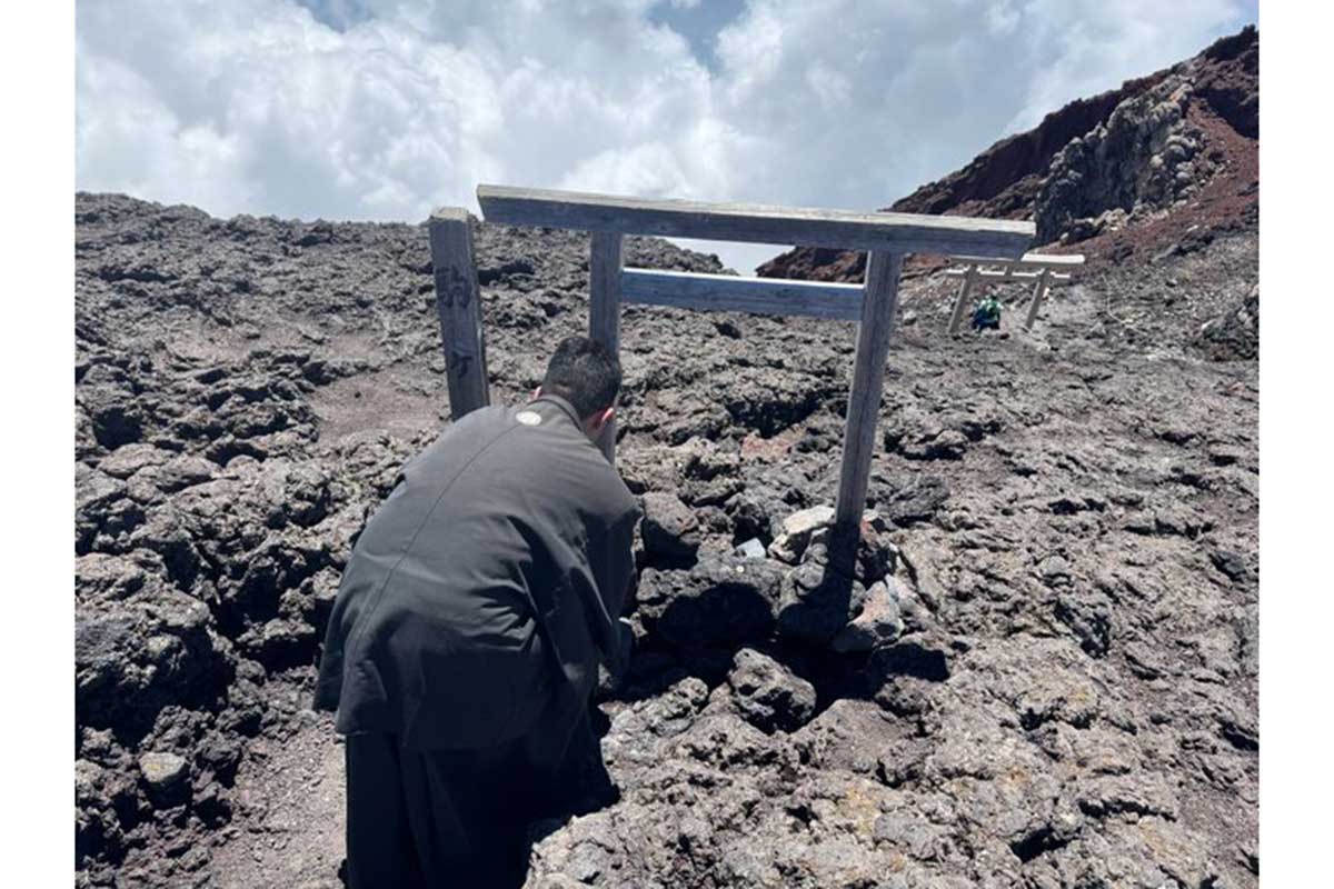 富士山頂の知られざる問題行為　マナー違反頻発に困惑「毎日のように」　鳥居が何度も倒され、ほこら侵入も