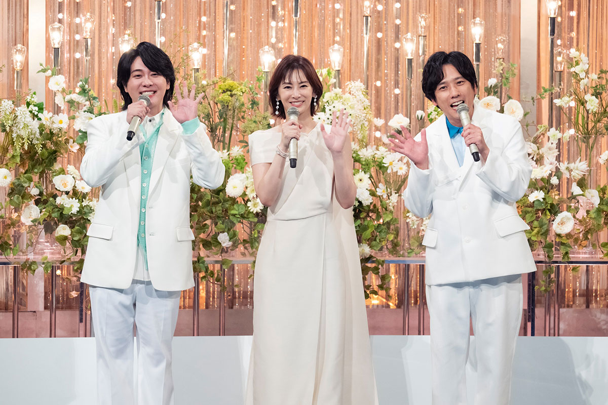 『NHK夏の音楽祭 うたであえたら 2026』司会の大森元貴、北川景子、二宮和也(左から)【写真:(C)NHK】