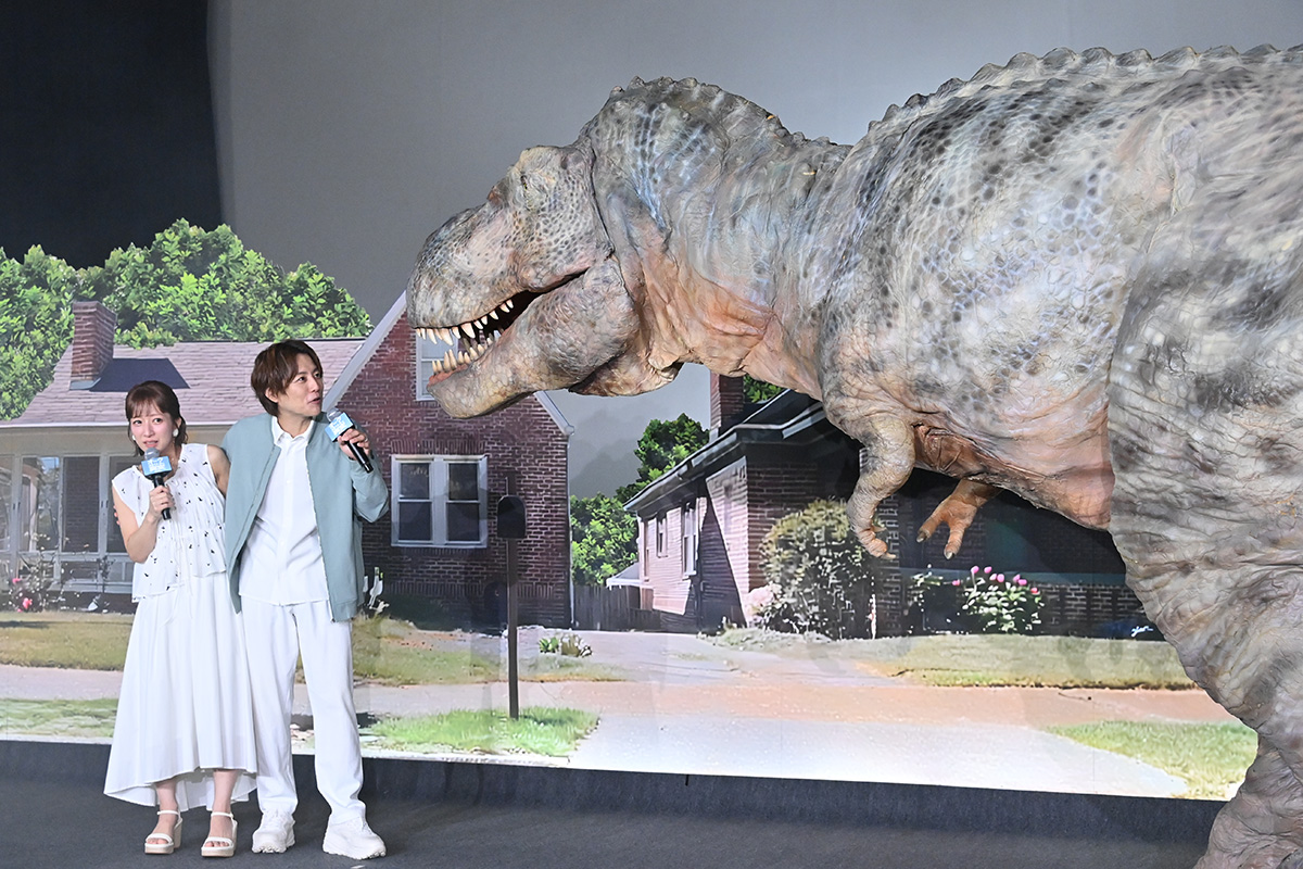 辻希美、8m恐竜に涙目「仕事忘れちゃう」　夫・杉浦太陽の手をがっちり握ってビビりまくる
