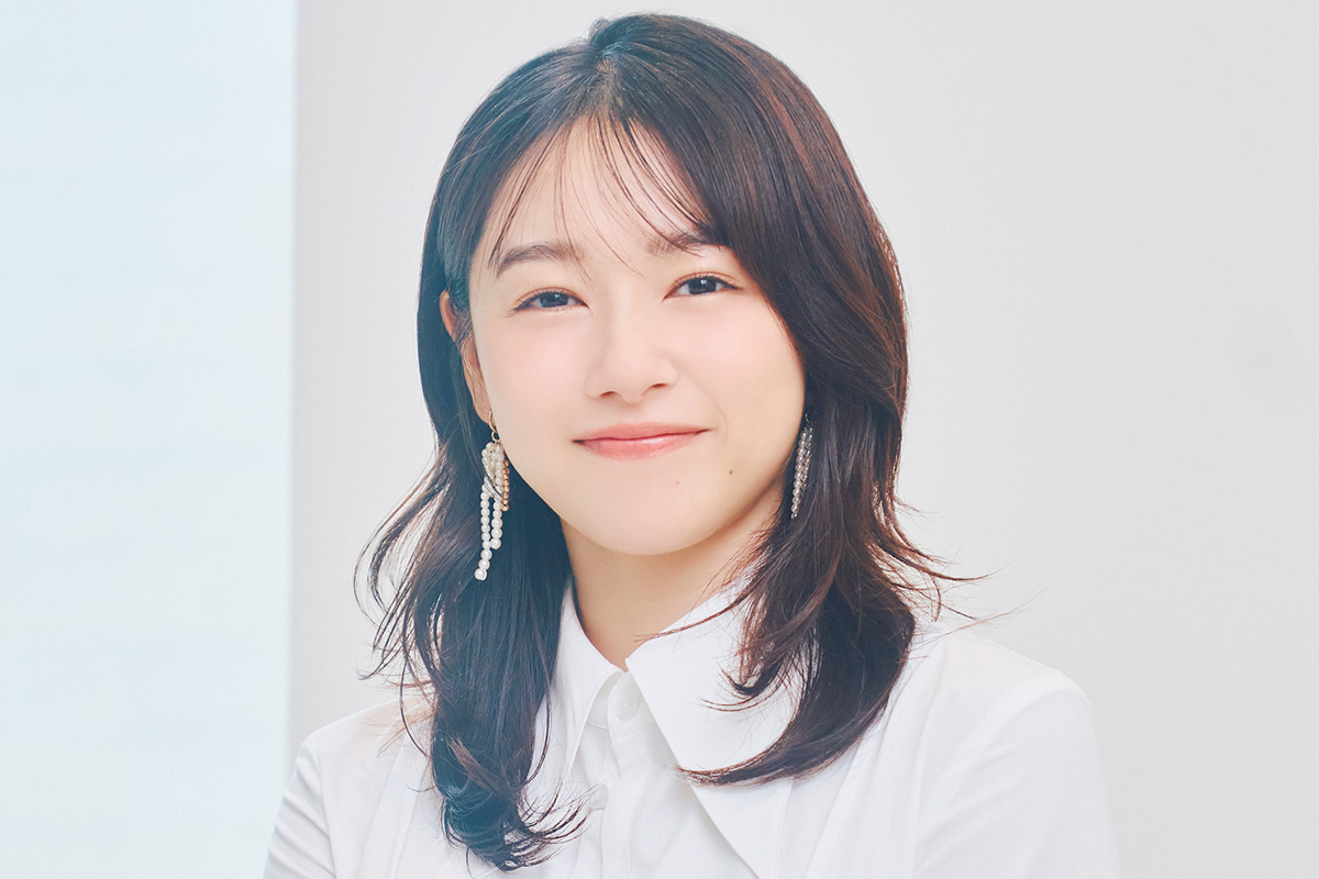 桜井日奈子、タイトワンピで“腹チラ”「見えてます」「こんなにセクシーな」「スタイルいい」の声