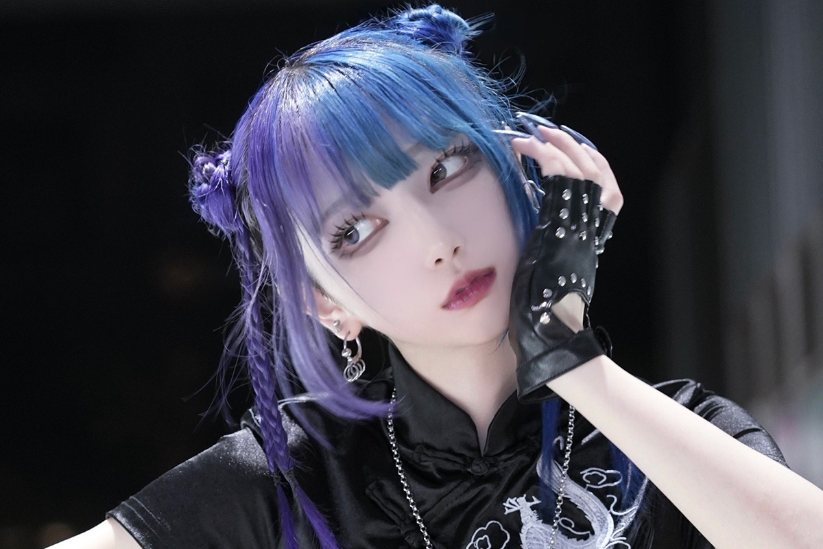 NEONHYPEのボーカル・vega.【写真：X（＠vega_teu）より】