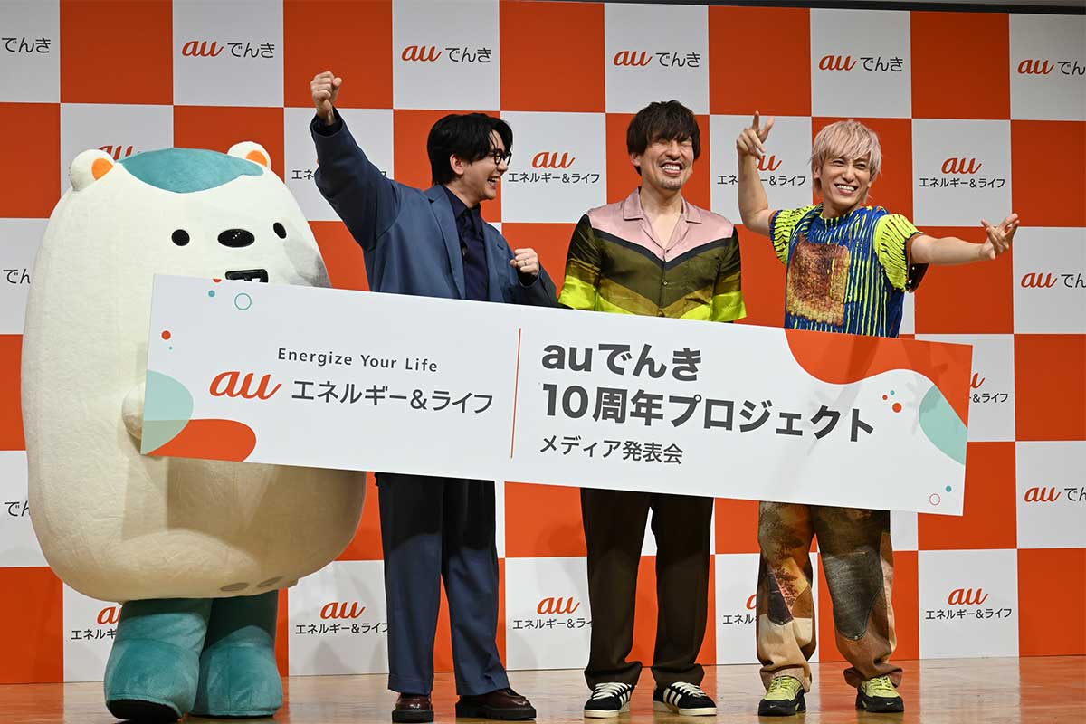 ひとりでパネルを持ち、険しい表情のEXIT・りんたろー。(中央)【写真:ENCOUNT編集部】