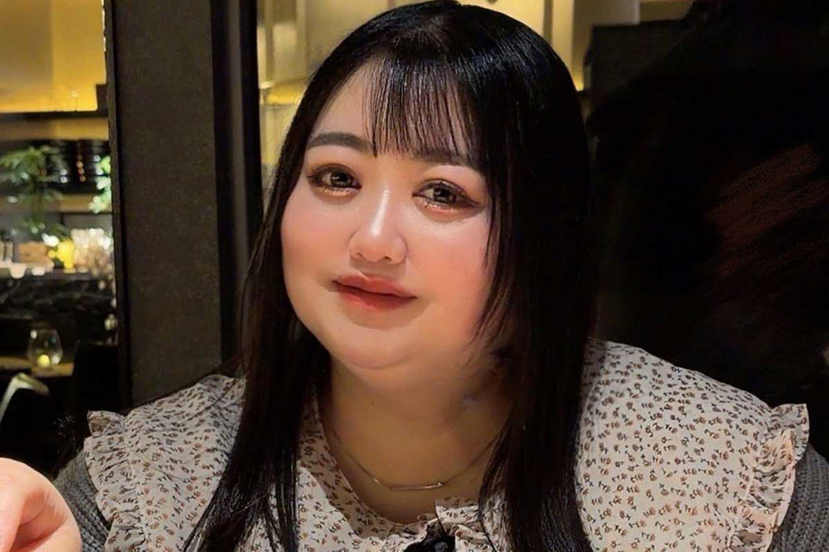 「実家の扇風機片手で持ってるの？」えみっくすのハンディーファンにネット衝撃「軍配みたい」