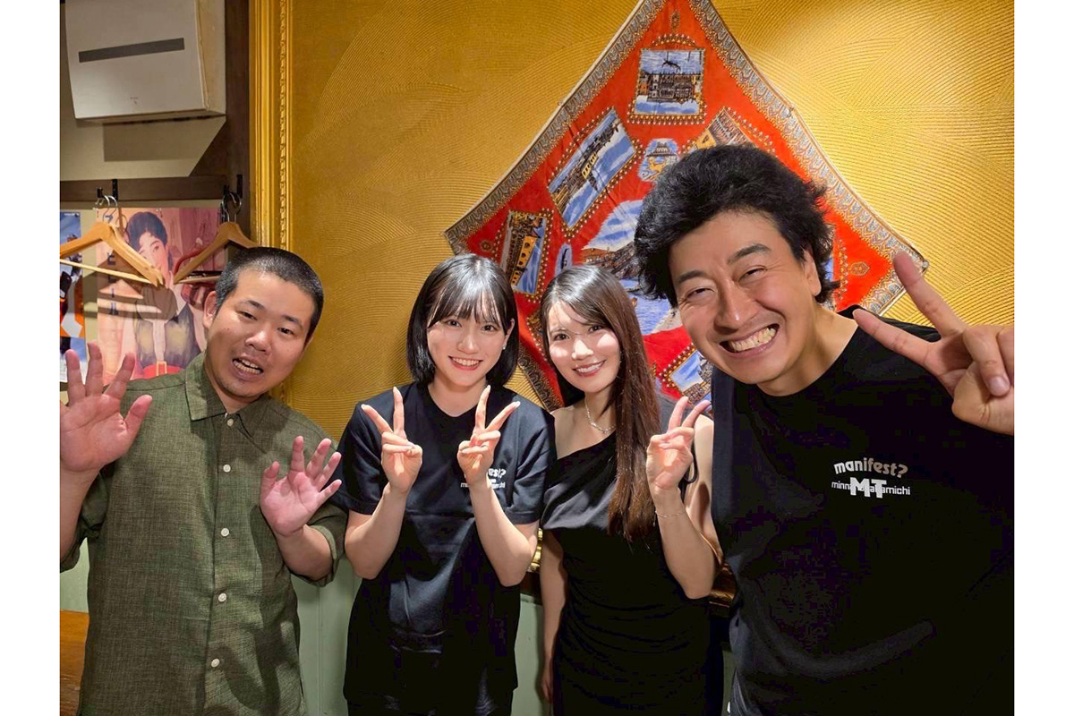 『たかみちホラー』で共演した4人。左から岡⽥康太、柳堀花怜、倉持明⽇⾹、たかみち店⻑