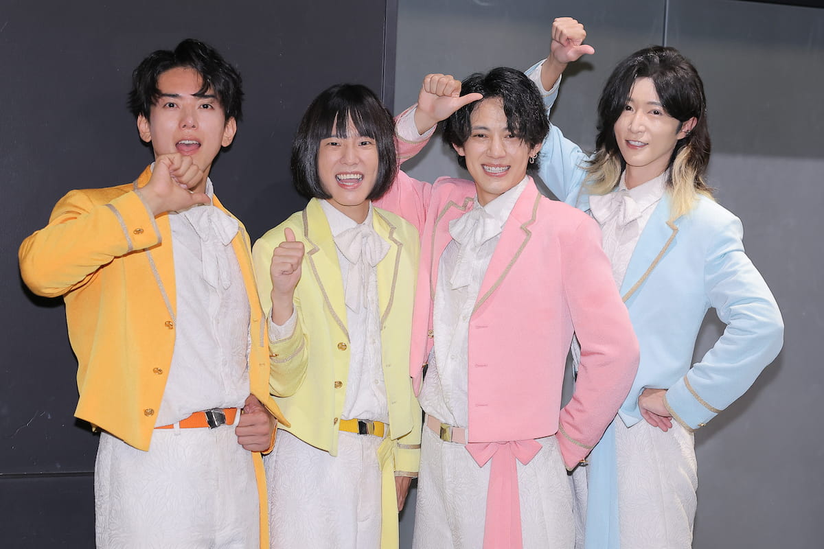 囲み取材に応じたモナキのじん、おヨネ、ケンケン、サカイJr（左から）【写真：ENCOUNT編集部】