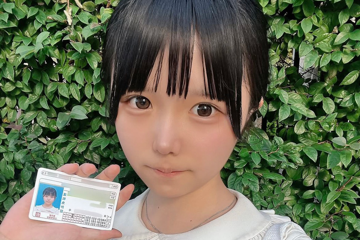 “伝説の美少女”と話題　19歳・鈴もも、運転免許の証明写真に反響「可愛い」「小学生みたい」