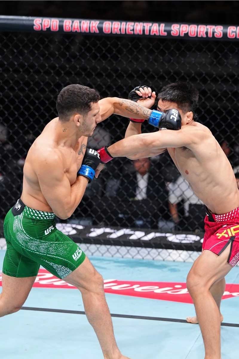 シャオ・ロン(右)が1R・1分でKO負けを喫した【写真:(C)Zuffa LLC/UFC】