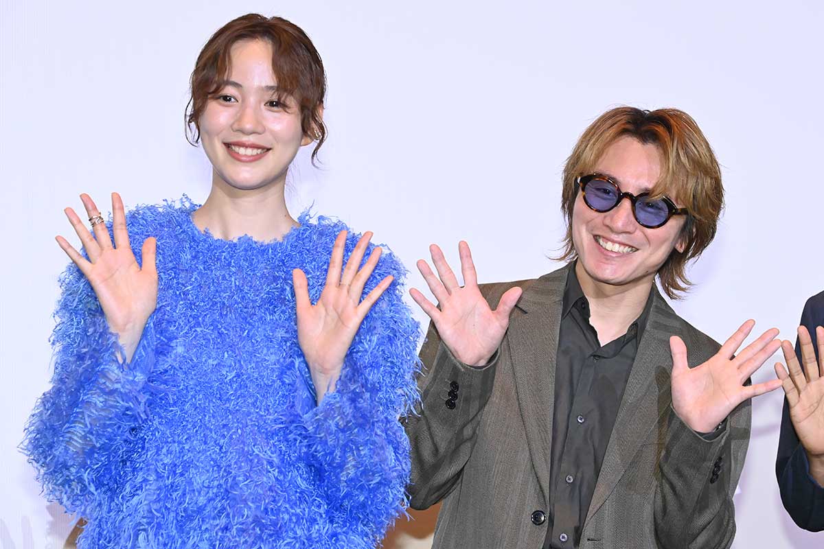舞台あいさつに登壇したのん（左）と安田章大【写真：ENCOUNT編集部】