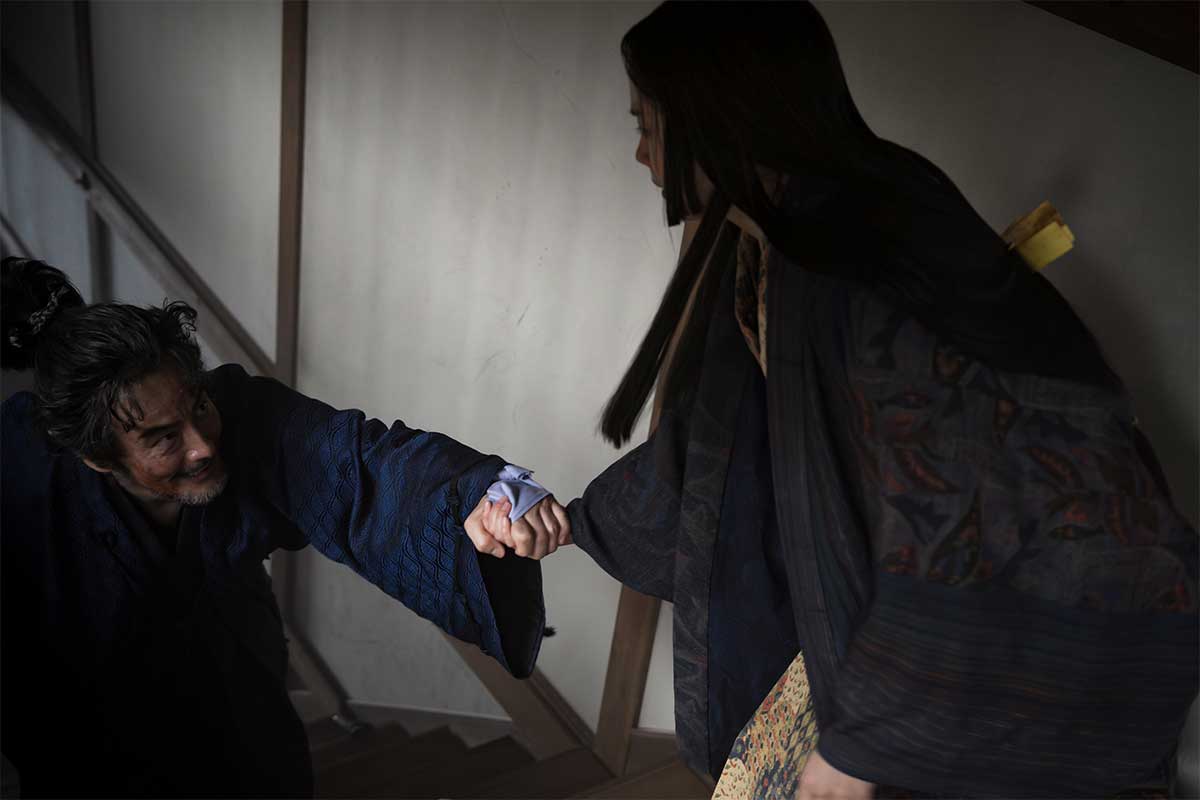 手をつなぎながらの殺陣に【写真：(C)NHK】