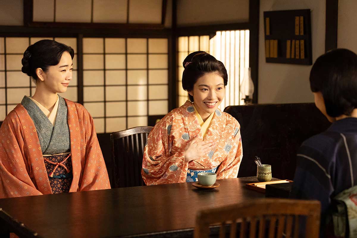 しのぶ(中央)を演じる木越明【写真:(C)NHK】