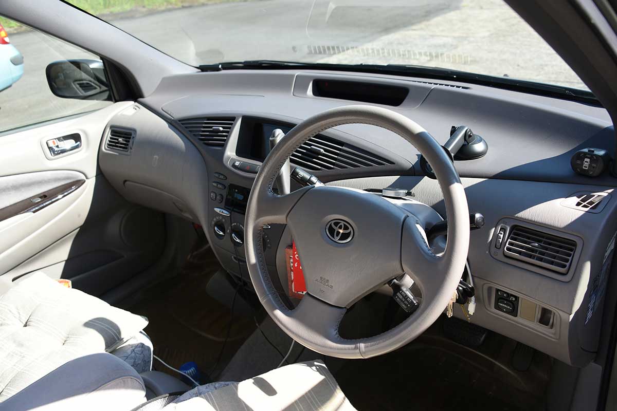 新車登録から24年を迎えた初代プリウスの車内。「祖父を助手席に乗せてドライブするのが夢でした」と振り返る【写真:本人提供】