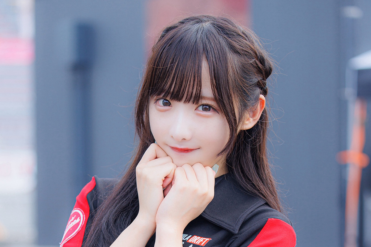 「誰やこの美女」　私服のレースクイーンにネット「スタイル抜群」「立ち姿がもうレースクイーンなんよ」