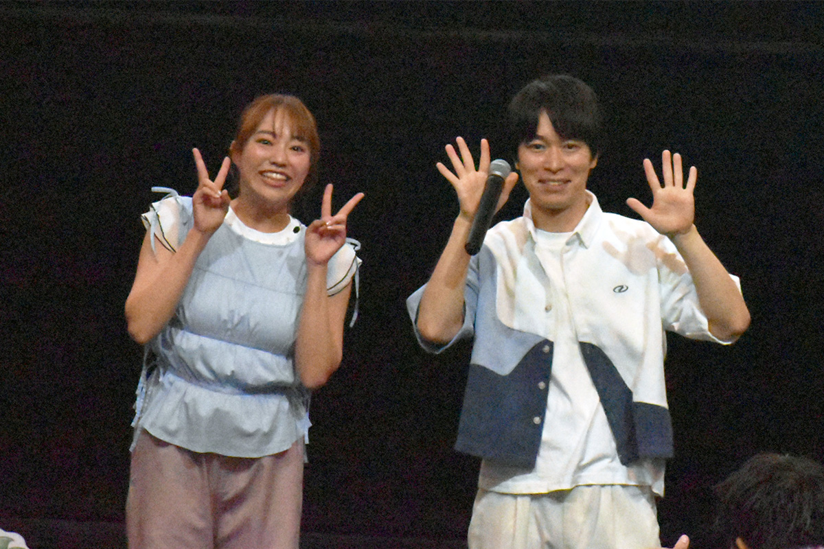 イベントに登壇した秋元杏月(左)とやまもとしんじ氏【写真:ENCOUNT編集部】