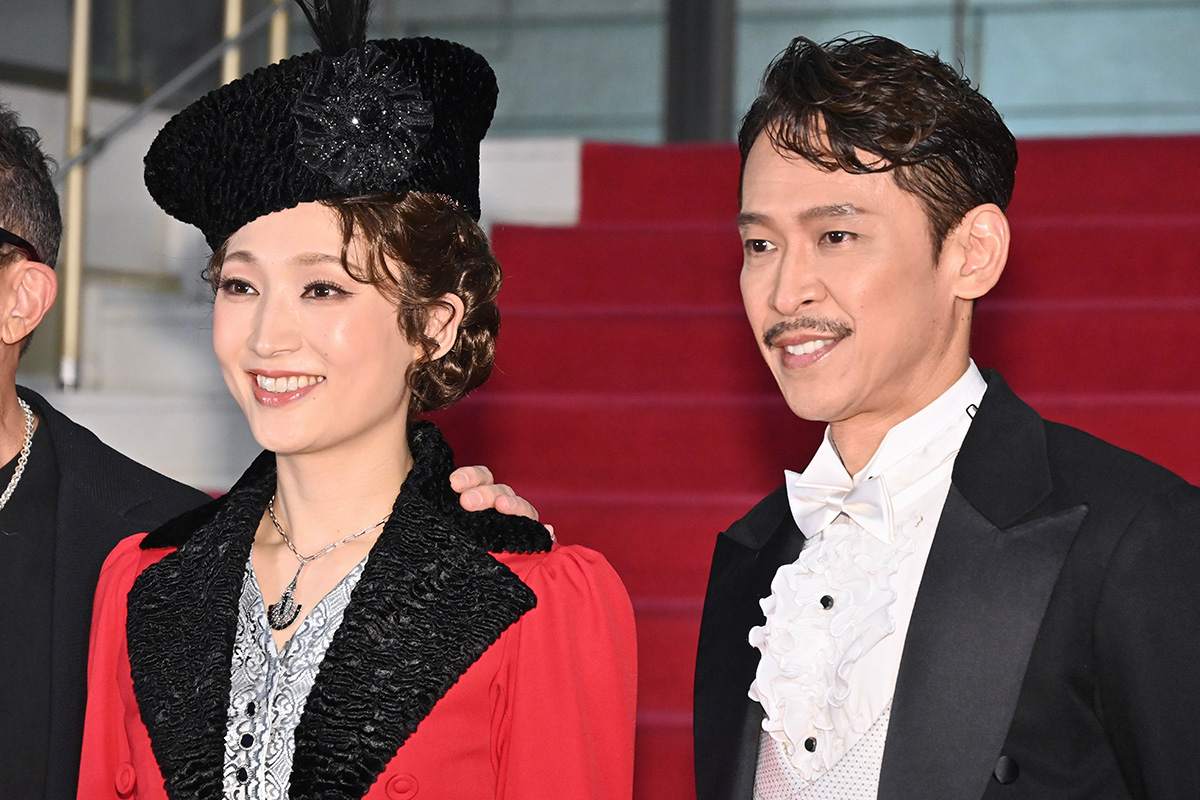 囲み取材に出席した望海風斗（左）と坂本昌行【写真：ENCOUNT編集部】