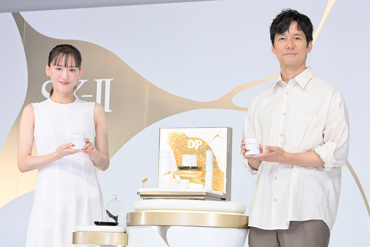 新アンバサダー就任発表会に登壇した綾瀬はるか(左)と西島秀俊【写真:ENCOUNT編集部】