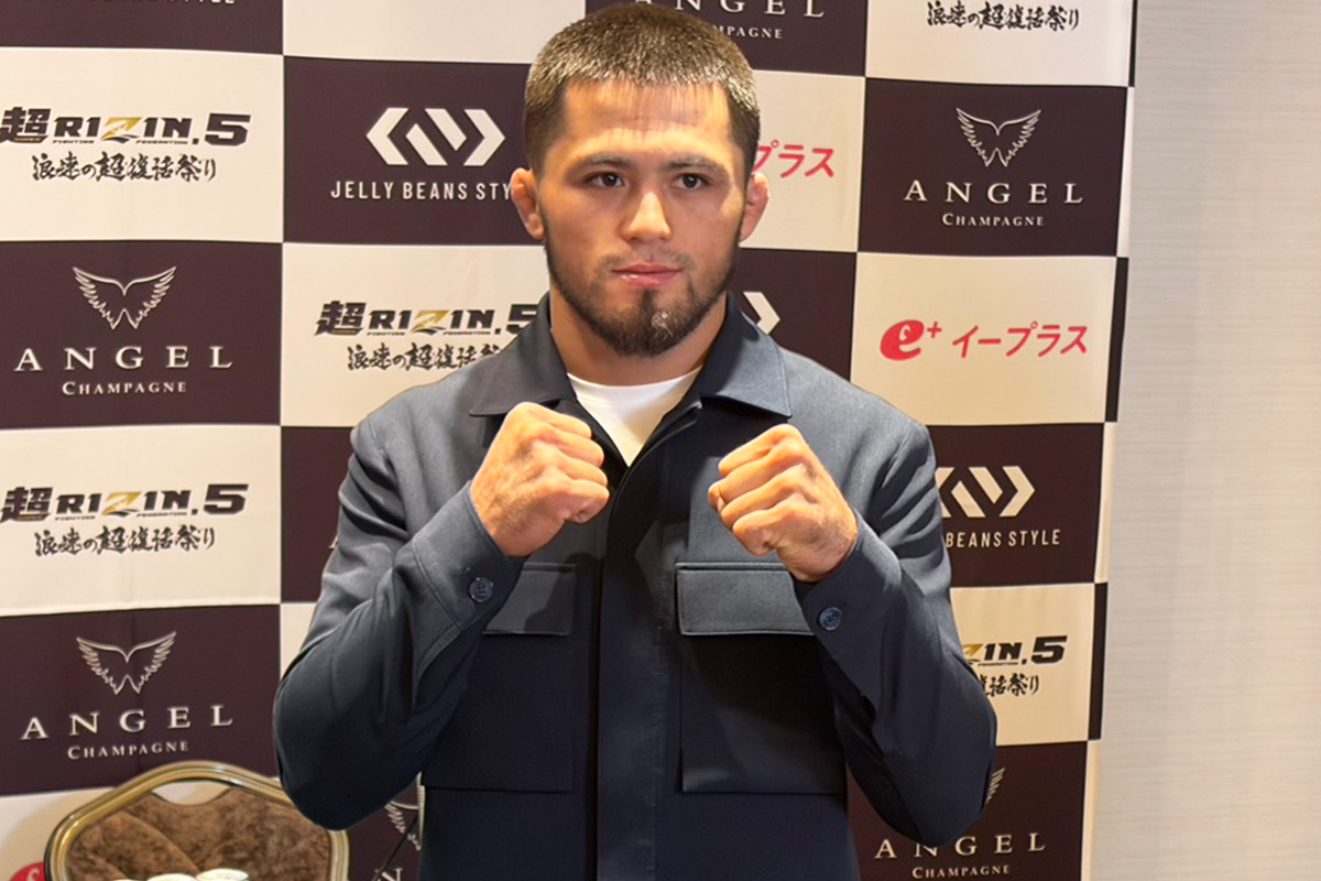 記者会見に登壇したラジャブアリ・シェイドゥラエフ【写真:ENCOUNT編集部】