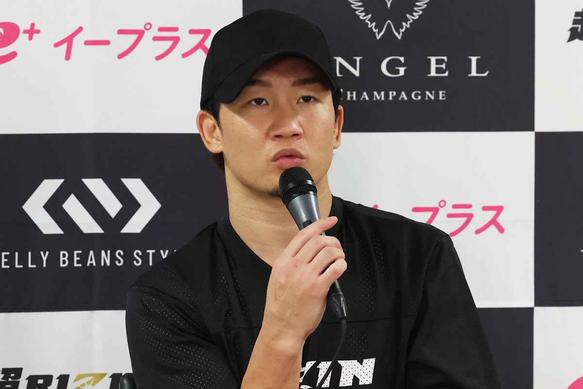 記者会見に登壇した朝倉未来【写真：山口比佐夫】