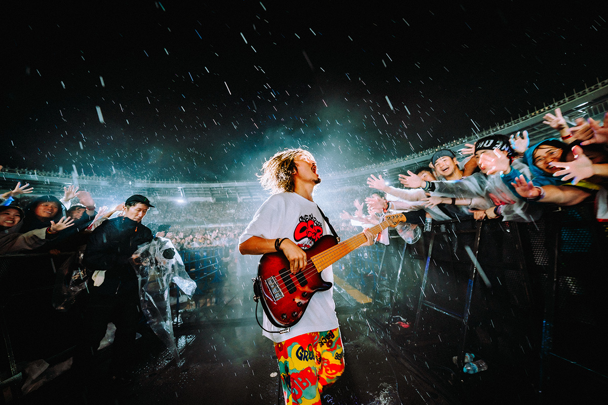 アンコールでは雨に打たれながらのパフォーマンス【写真：Kosuke Ito】