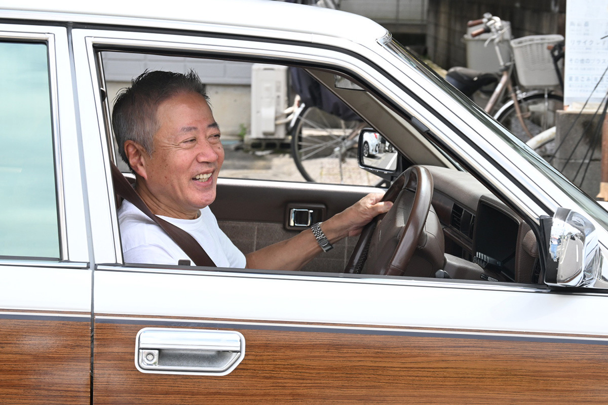 愛車のハンドルを握り笑顔で大阪に出発した【写真：ENCOUNT編集部】
