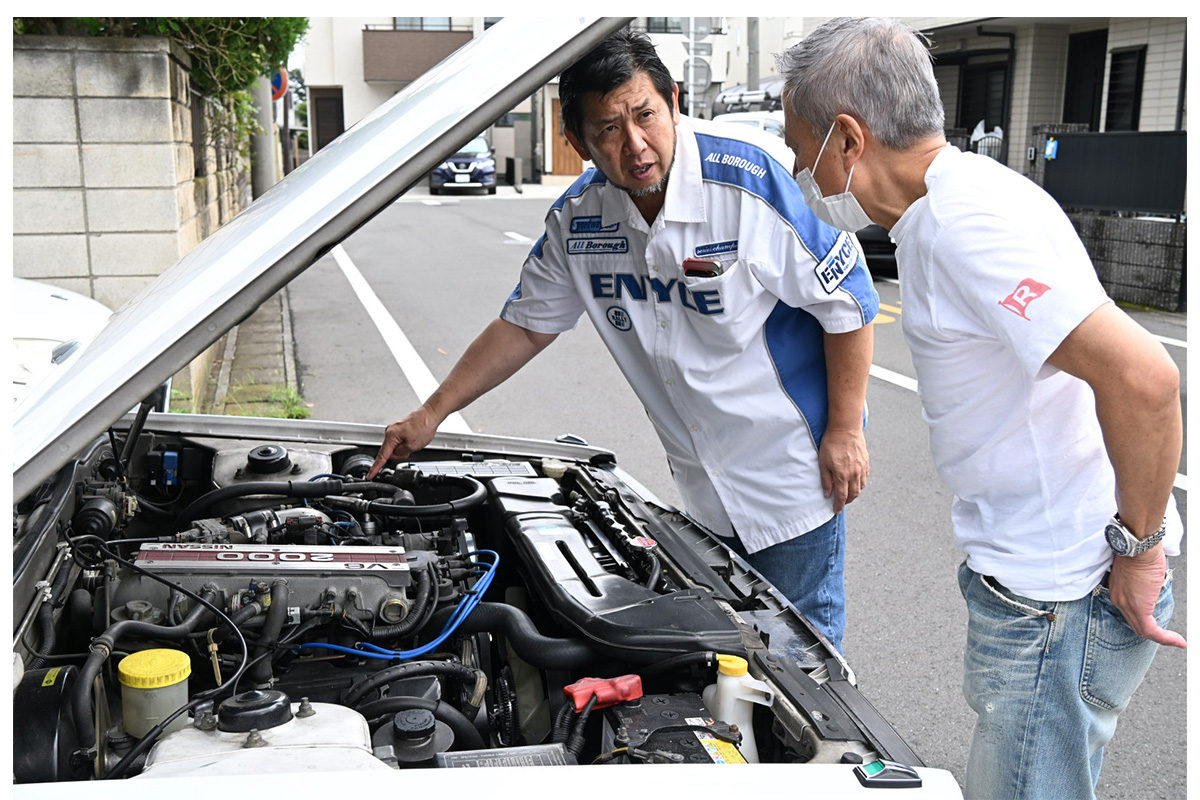 レストアされたエンジンルームの説明を受ける古市さん（右）【写真：ENCOUNT編集部】