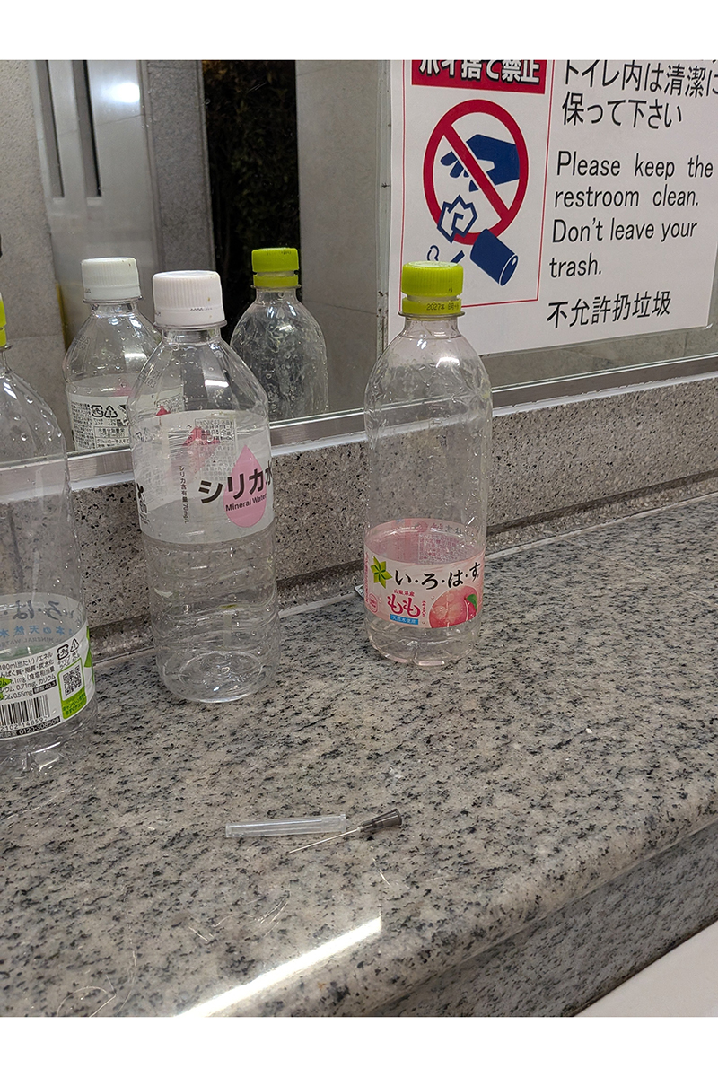 伏見稲荷大社のトイレに放置された注射針【写真：投稿者提供】