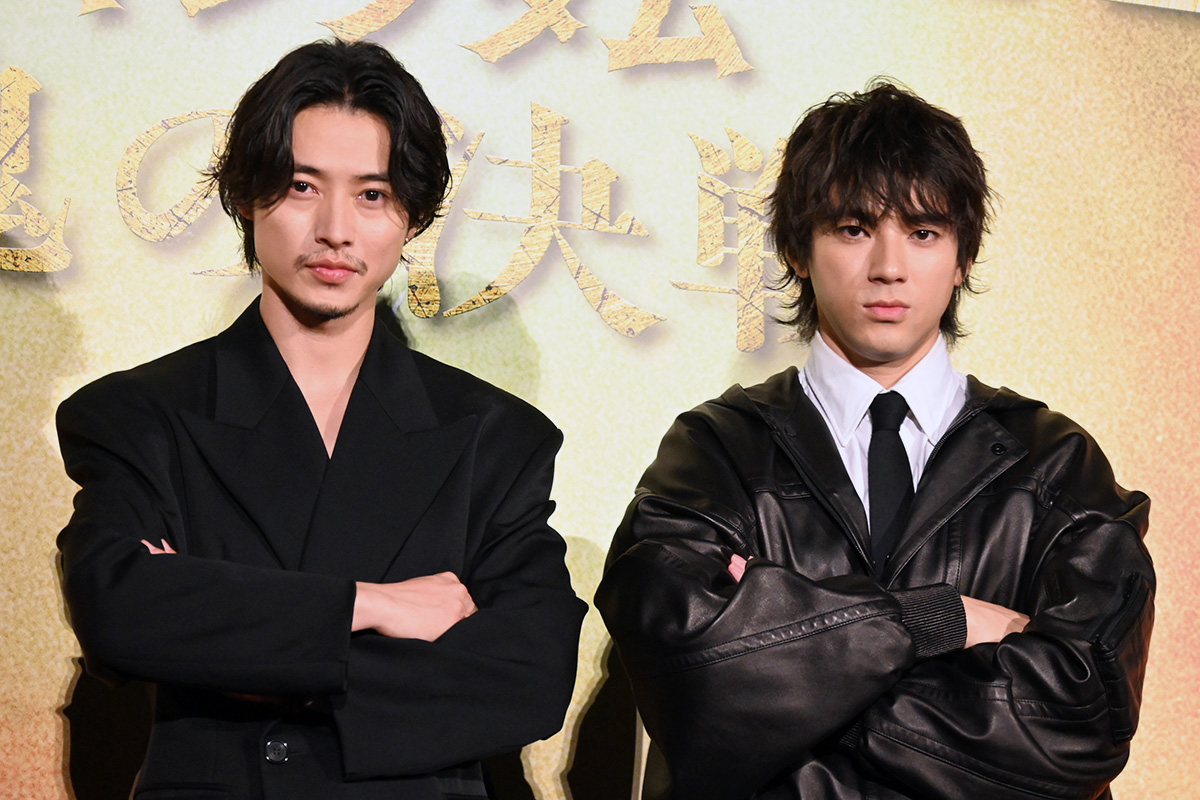 舞台あいさつに登壇した山﨑賢人、山田裕貴（左から）【写真：ENCOUNT編集部】