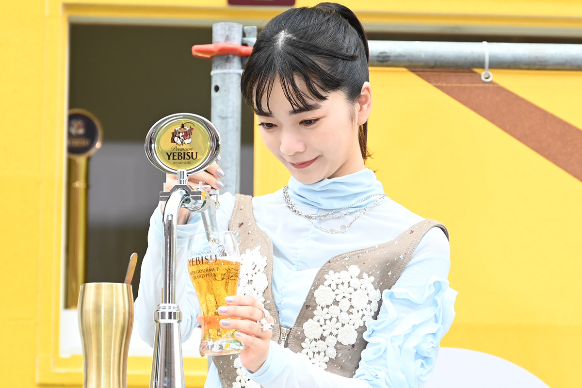 見上愛、生ビール注ぎを完璧遂行　手応えに満面の笑み「思ったより上手に注げてうれしい」