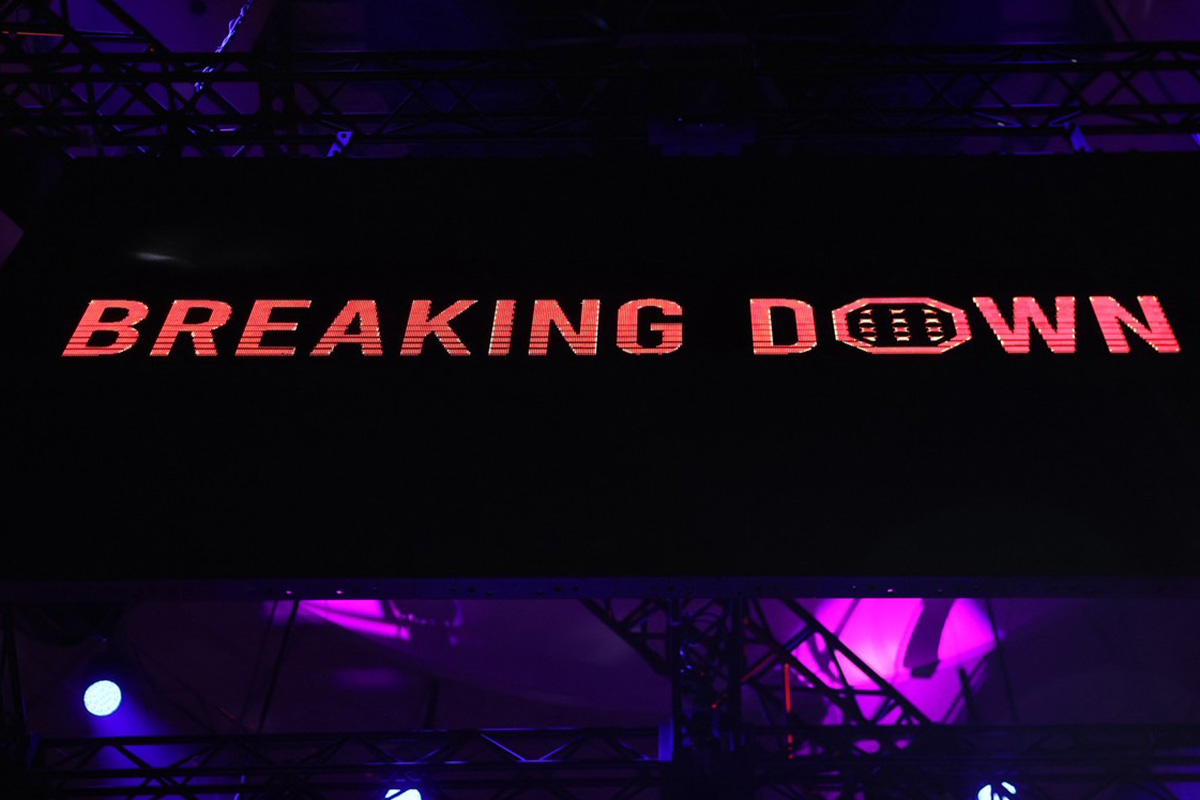 【BreakingDown】会場付近で違法駐車が多発　実況担当が異例アナウンス「警察より連絡が入っている」