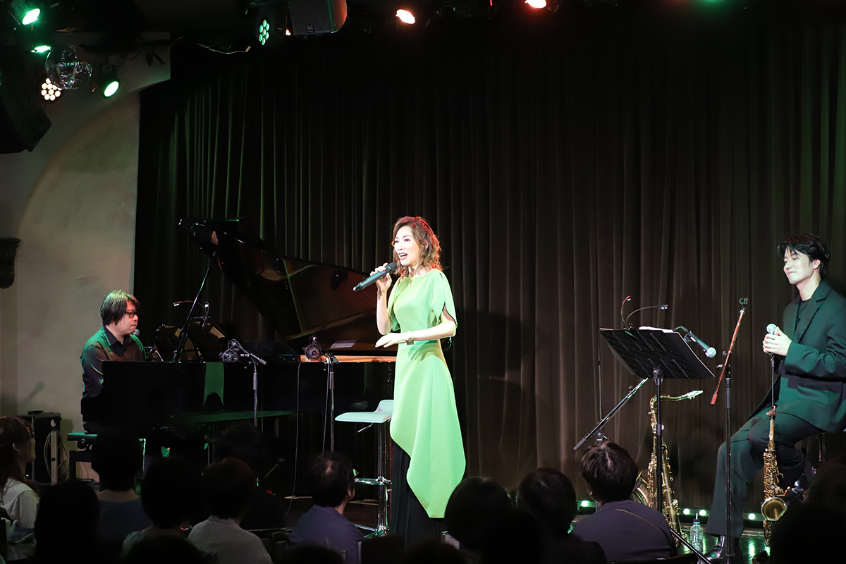 真琴つばさの歌声に聴き入る観客【写真：ENCOUNT編集部】