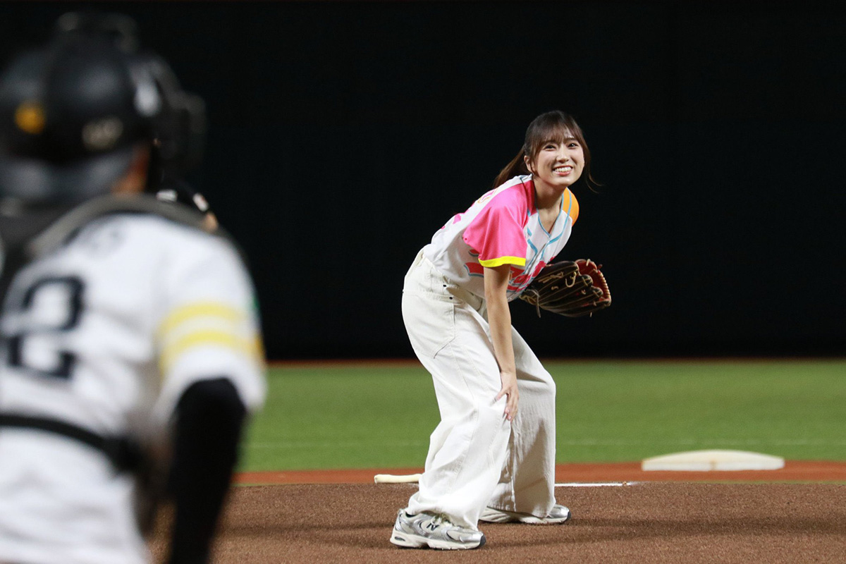 「肘？腕？どうなってるんだ？」始球式に登場の矢吹奈子　投球フォームにネット驚嘆「プロの選手っぽい」「腕がしなってる!!」