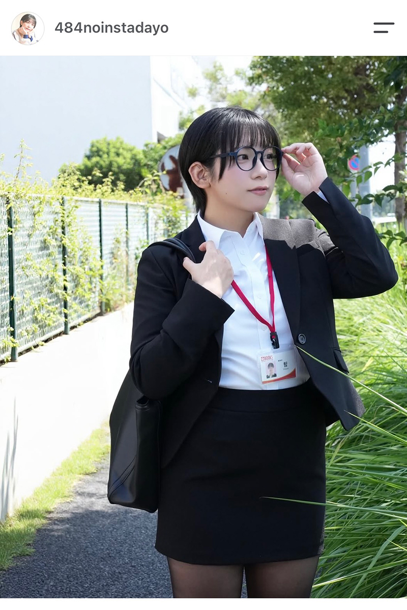 暫のスーツ姿【写真：インスタグラム（＠ 484noinstadayo）より】