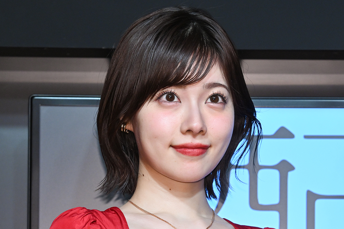 礒部花凜、ミニ丈ライブ衣装にネットくぎ付け「相変わらず美しい」「マジでかわいい」