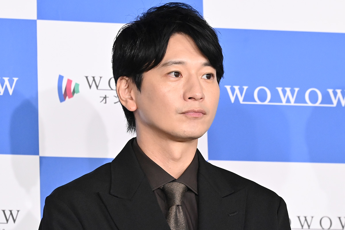 向井理、製薬業界の営業マン役のため台本読み込む「200回くらい」　大学同窓会で「新入社員だった頃の話を」