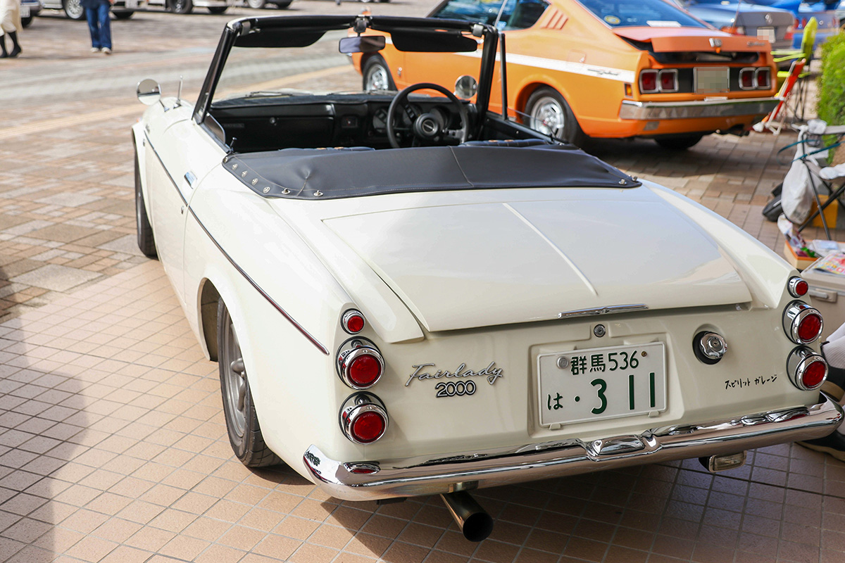 リアには「Fairlady 2000」のエンブレム。約15年にわたり大切に所有している【写真：平木昌宏】