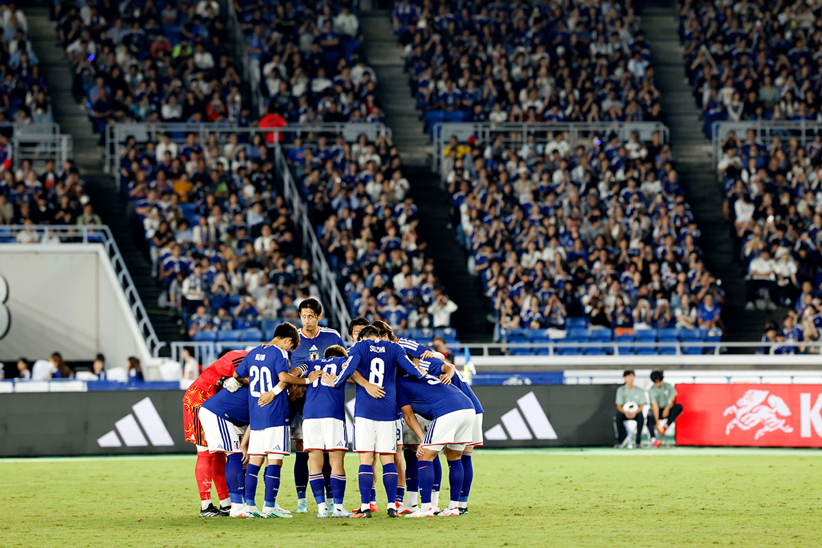 サッカー日本代表戦に「美女」たち　ユニ姿で観戦の佐野心音＆新庄愛に「可愛い」「似合ってる」の声