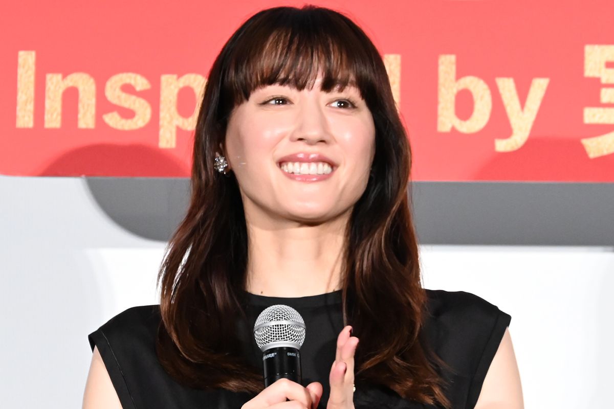 綾瀬はるか、撮影現場で絵画　「すごく味がある」の評価に笑顔「美術はいつも10でした」